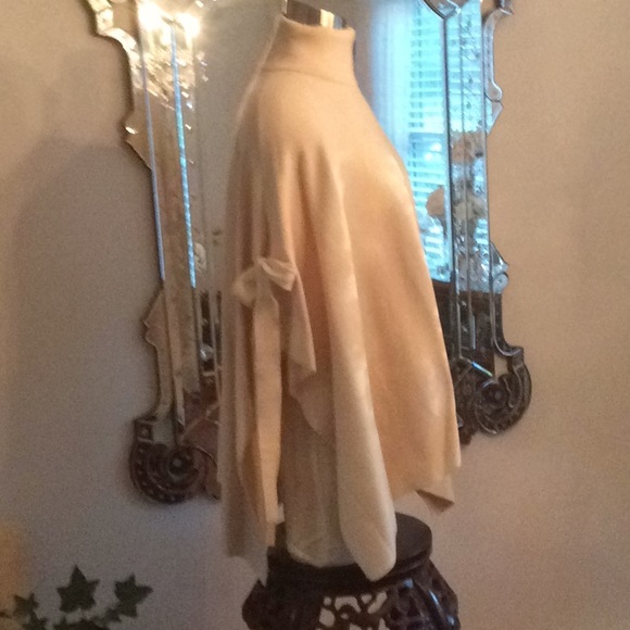 NEW cream turtleneck cape w/bows one size - Picture 2 of 8